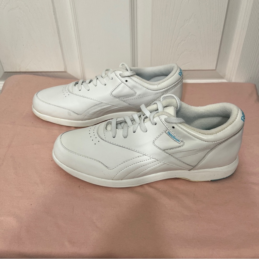 Reebok Women’s White Walking Sneaker, size 8